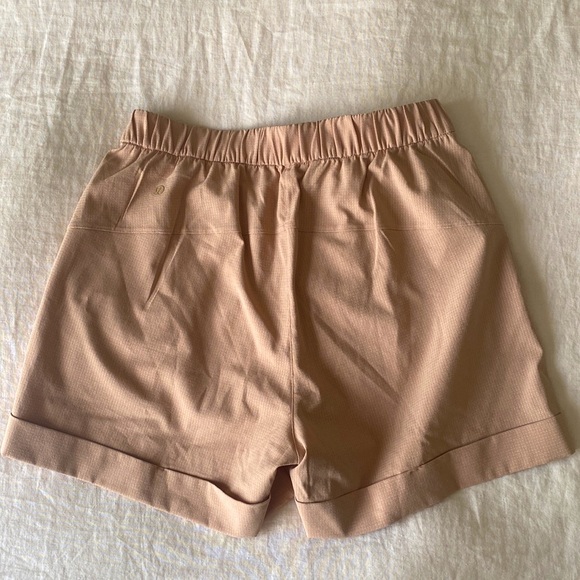 Lululemon pleated athleisure short - Picture 2 of 2